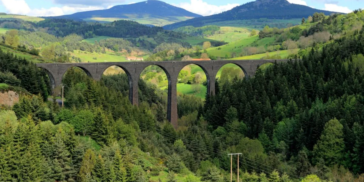 On a testé pour vous : le guide road trip moto Haute-Loire de Greg les Apprentis Voyageurs