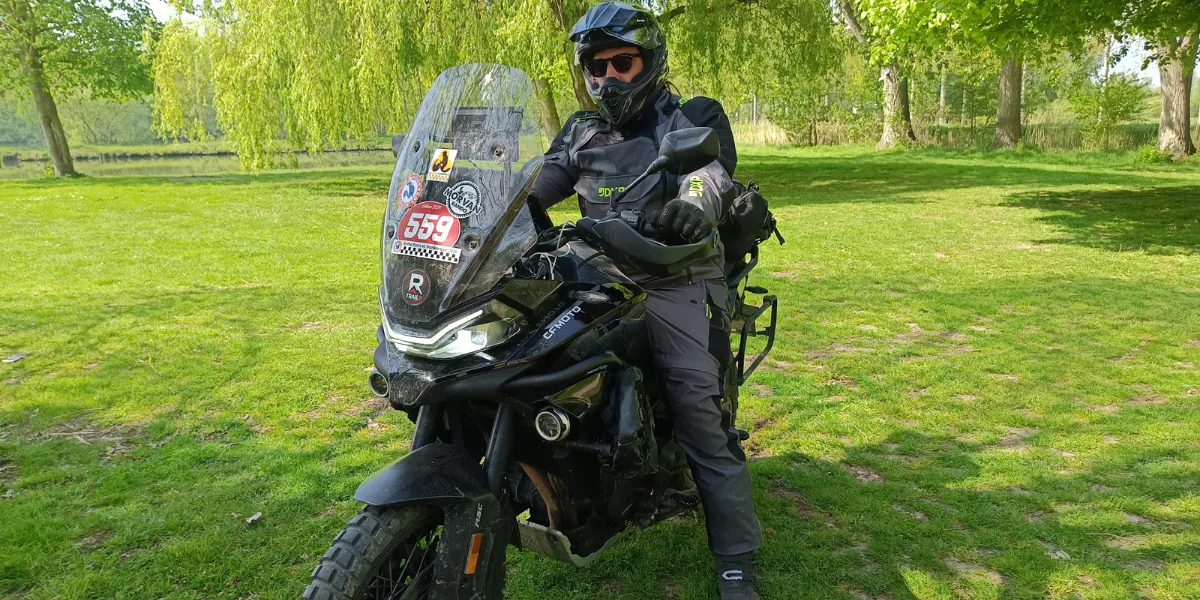Peut-on bien s'équiper en moto trail avec un budget limité ?