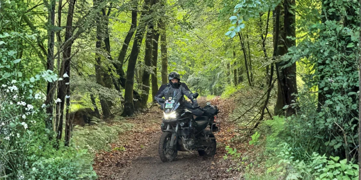 Peut-on bien s'équiper en moto trail avec un budget limité ?