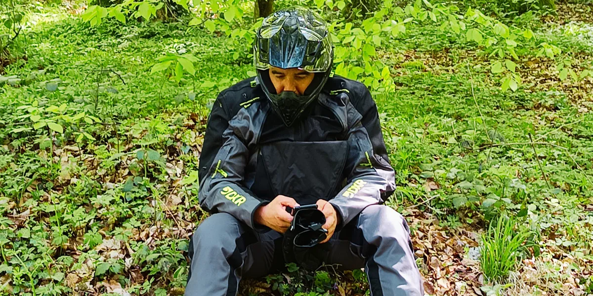 Peut-on bien s'équiper en moto trail avec un budget limité ?
