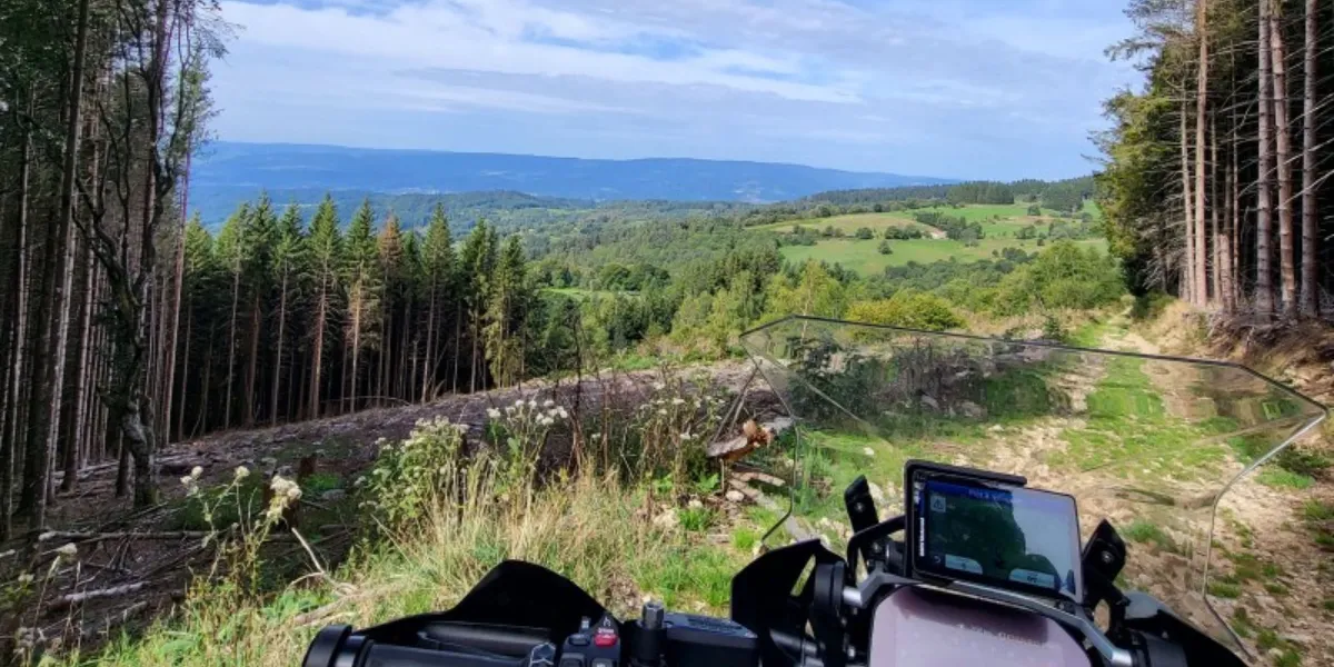Pression pneus moto trail : le guide complet pour bien rouler en off road