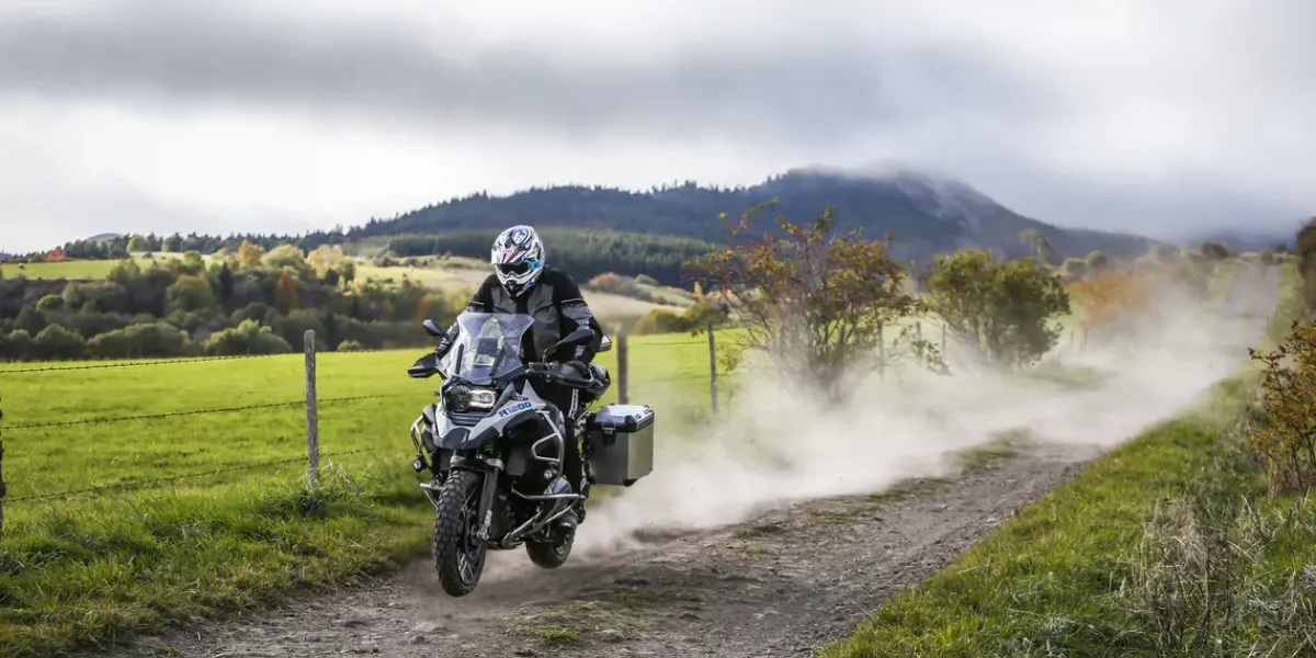 Pression pneus moto trail : le guide complet pour bien rouler en off road