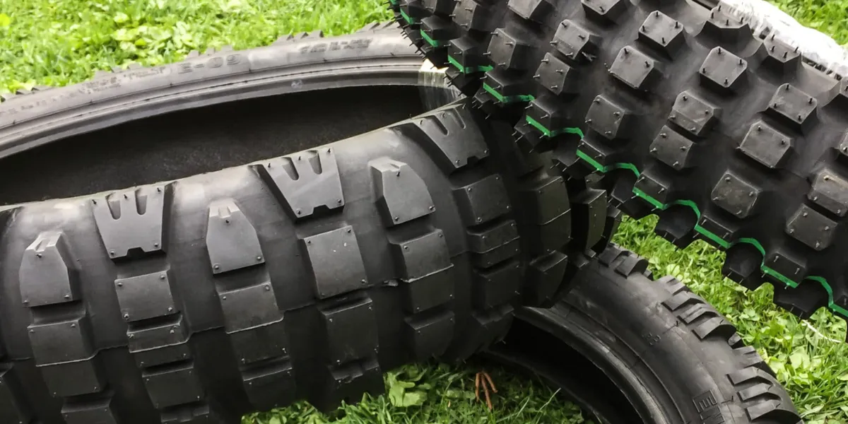 Quel pneu trail moto choisir ? Le guide complet 2026